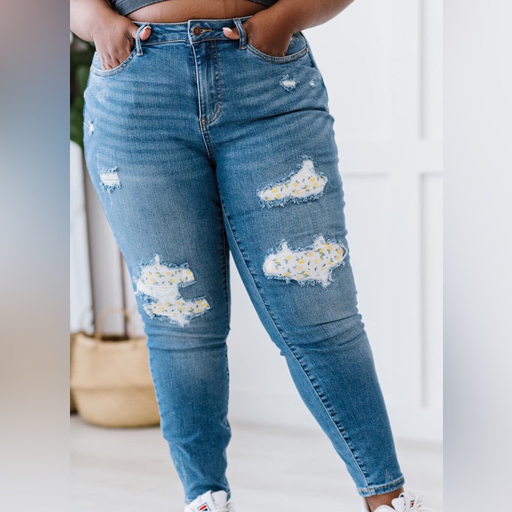 FINAL CALL🚨Judy Blue Lemon Print Lined Skinny Jeans - Picture 2 of 10